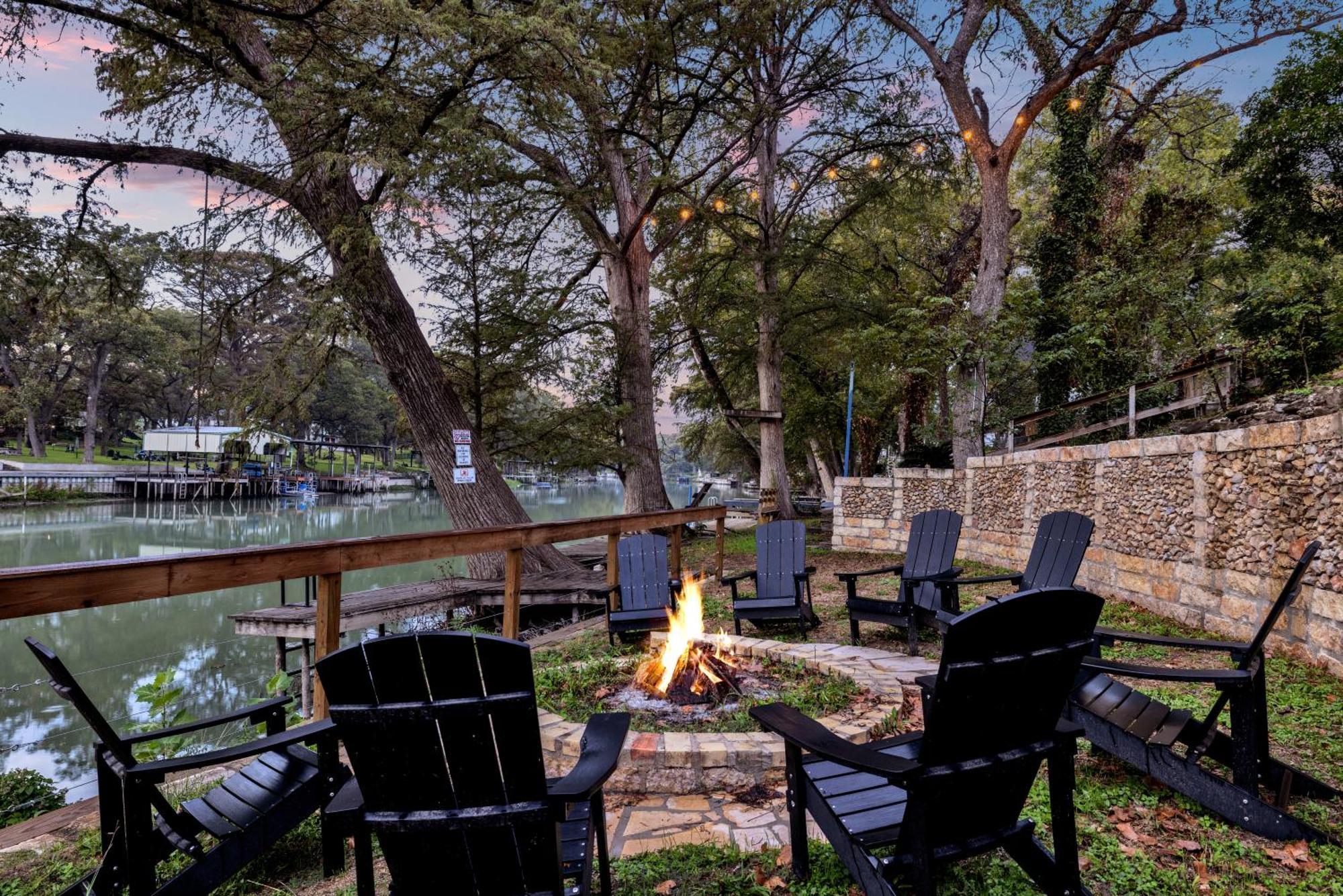 Luxury Lakefront Oasis With Boat Dock-Firepit McQueeney المظهر الخارجي الصورة